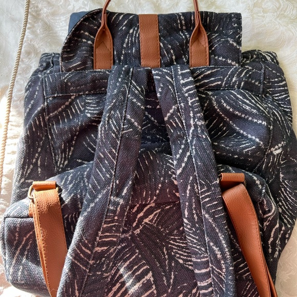 Fun knapsack with beach vibes. Drawstring and metal clasp. Canvas material - Picture 6 of 7